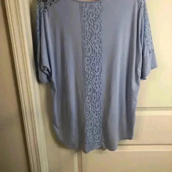 Chico’s Ladies Blue S/S Blouse Hi Low hemline Lace in back and on sleeves 2 - Picture 2 of 2